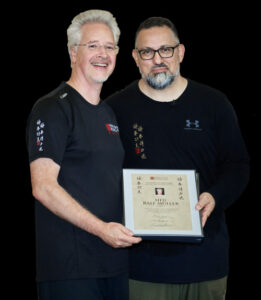 Read more about the article Göksel Erdogan in Poing<br/>Großmeister verleiht Ralf Müller den Sifu-Titel